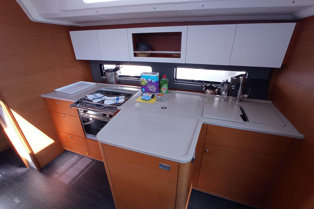 Sailing yacht 