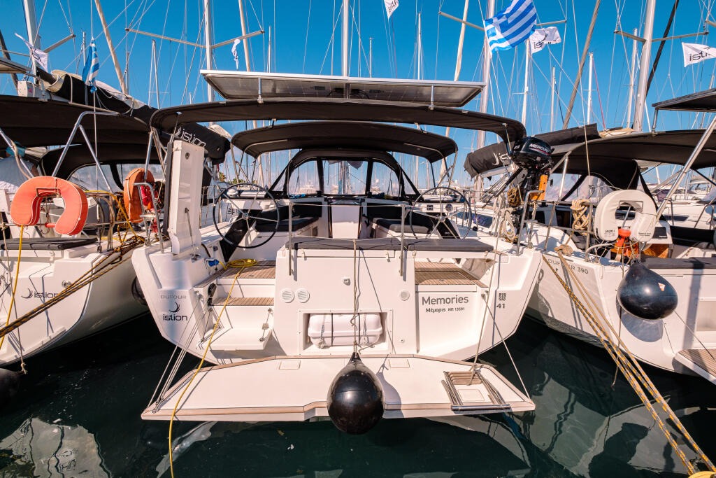 Sailing yacht 