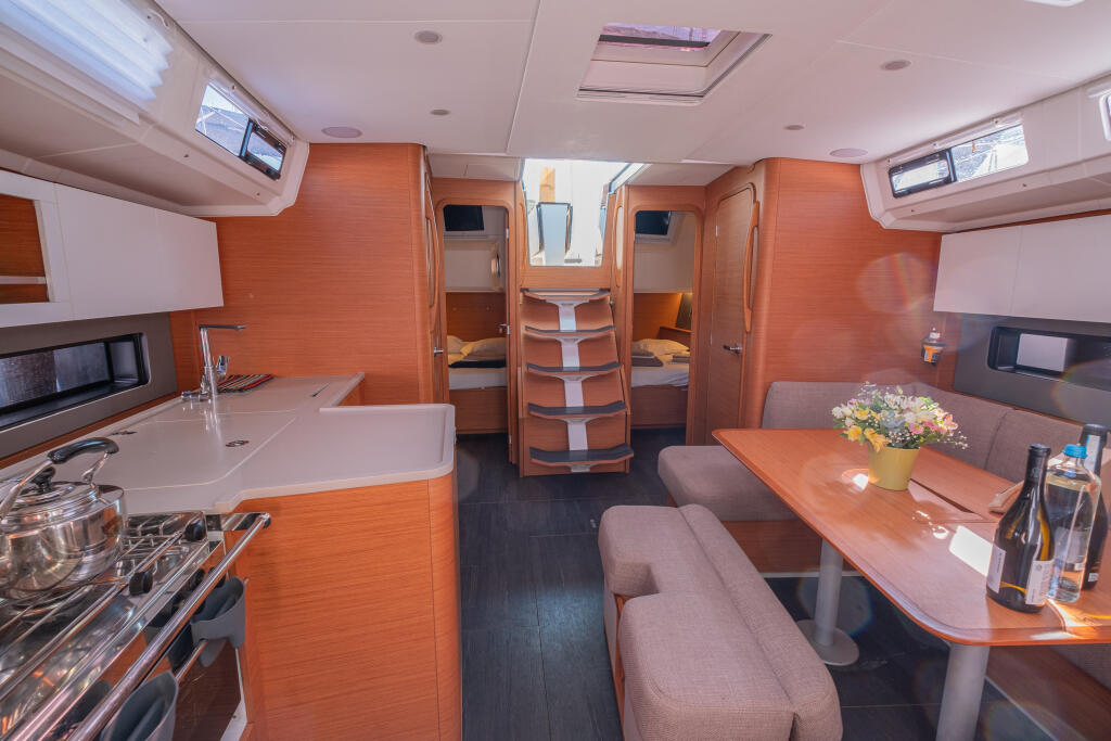 Sailing yacht 