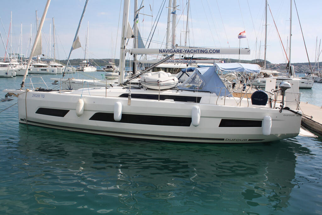 Sailing yacht 
