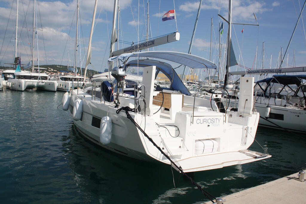 Sailing yacht 