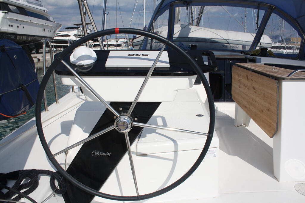 Sailing yacht 