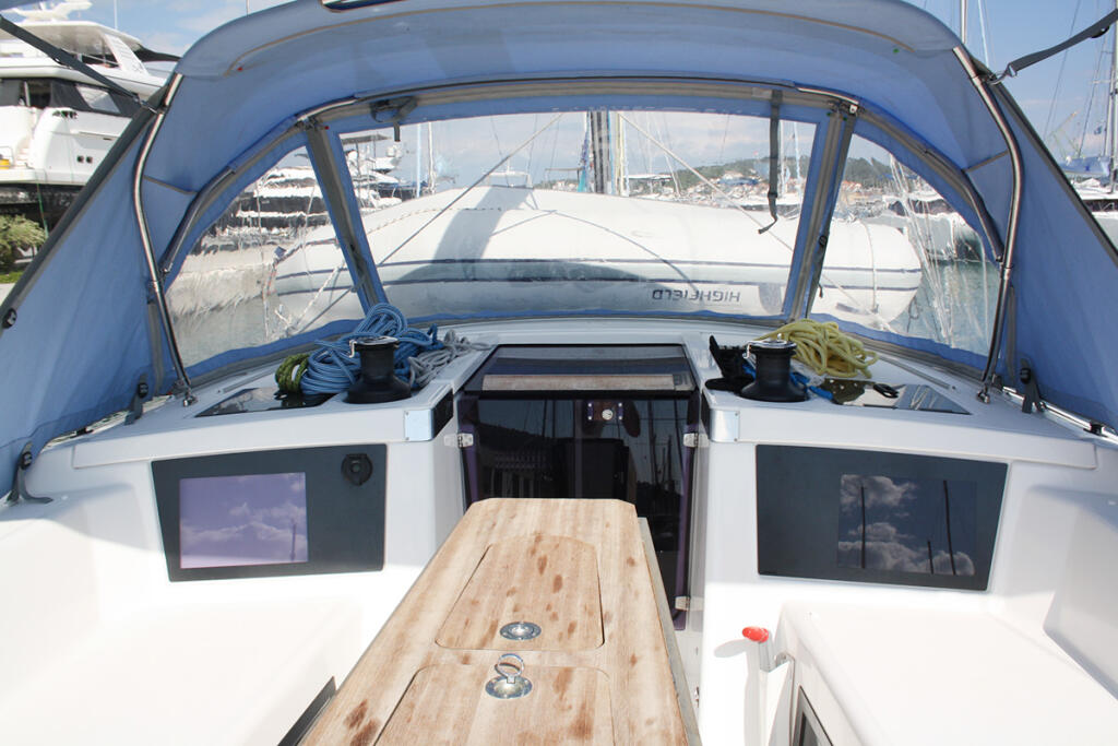 Sailing yacht 