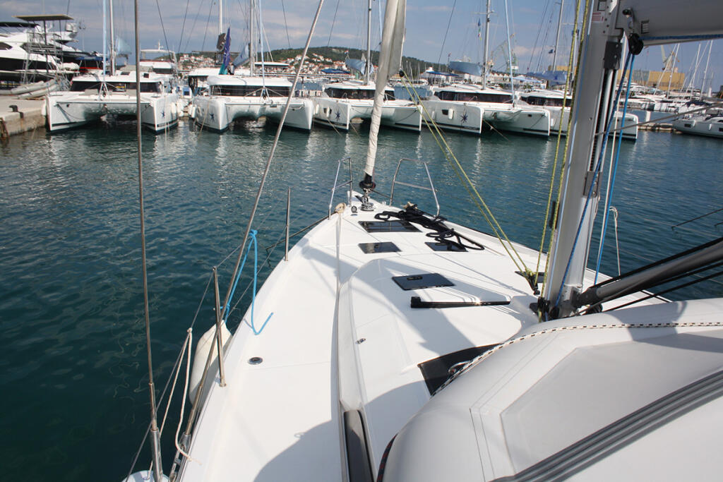 Sailing yacht 