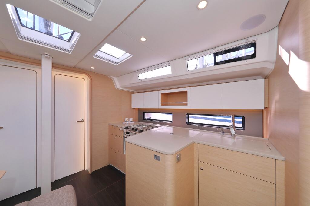 Sailing yacht 