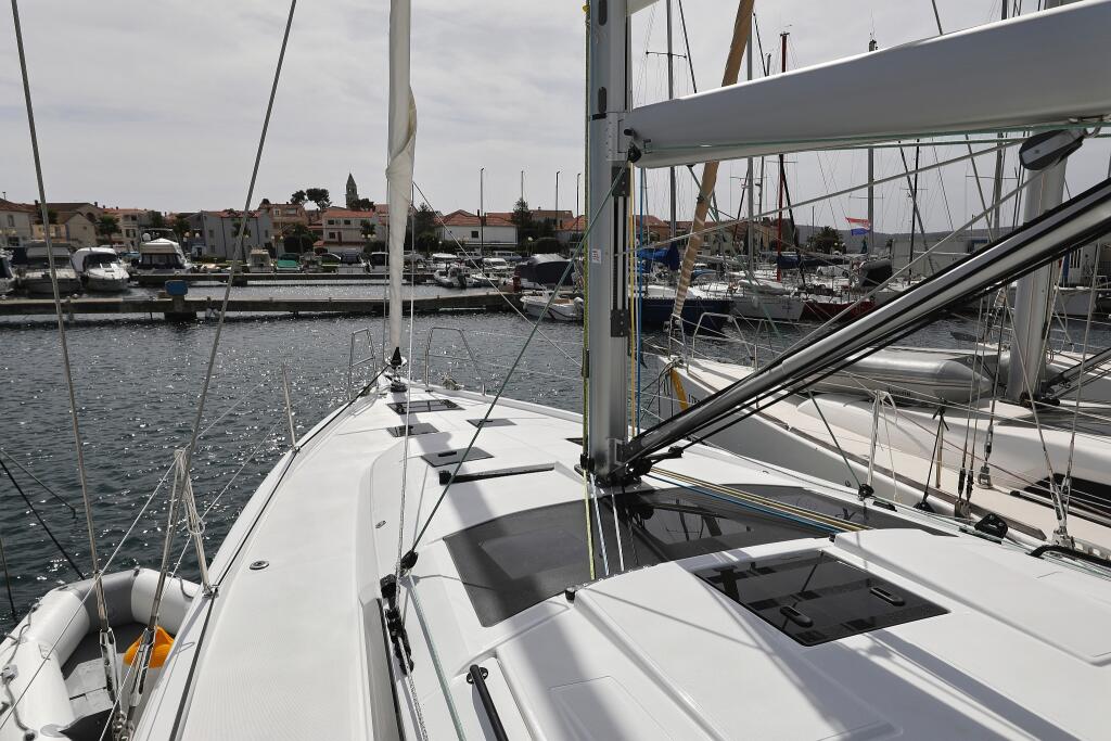 Sailing yacht 