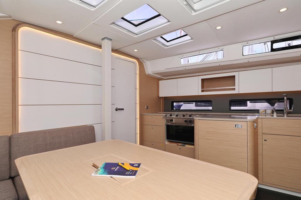 Sailing yacht 