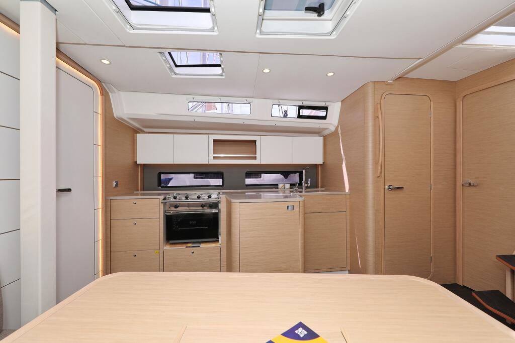 Sailing yacht 