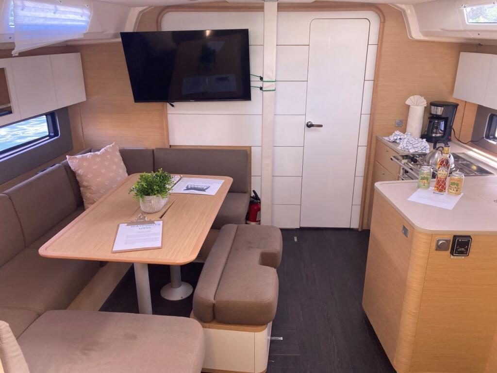 Sailing yacht 