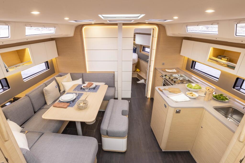 Sailing yacht 