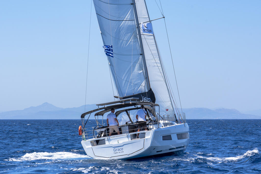 Sailing yacht 