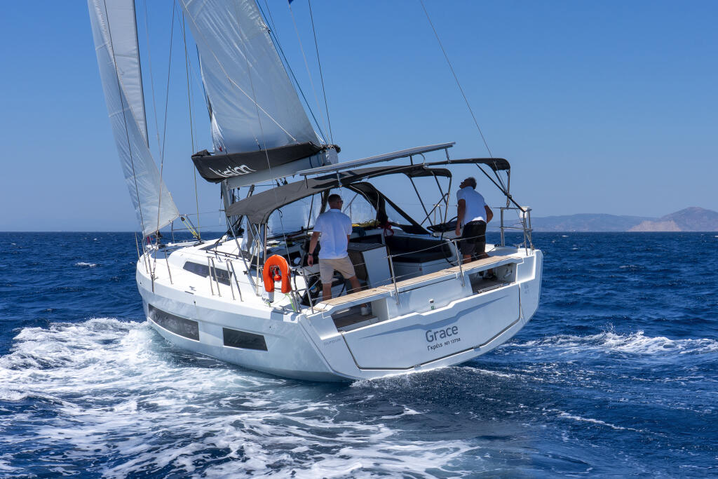 Sailing yacht 