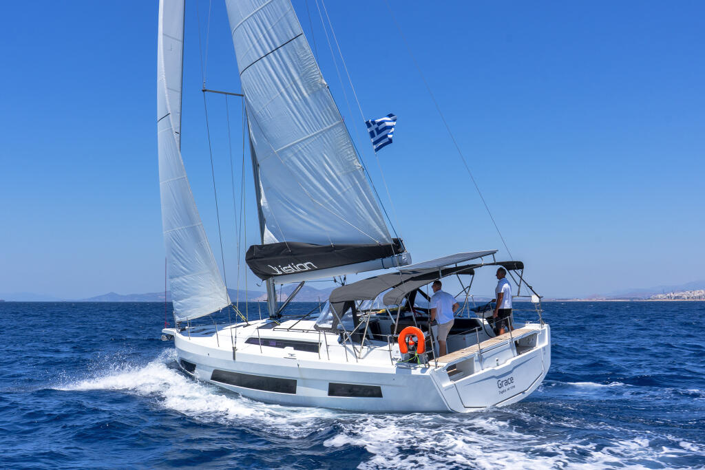 Sailing yacht 