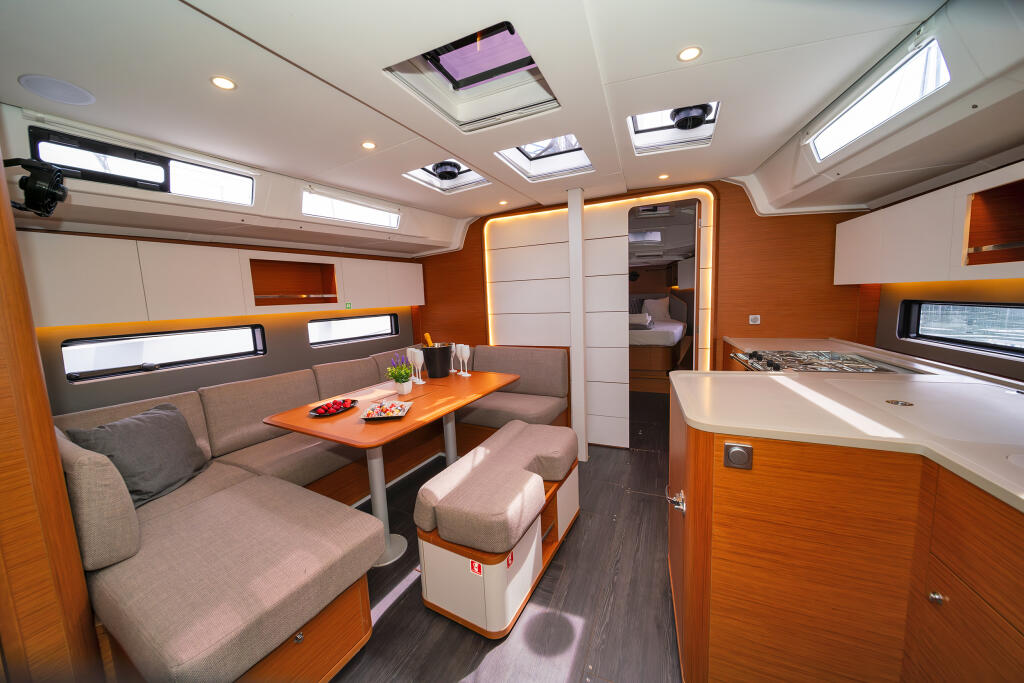 Sailing yacht 