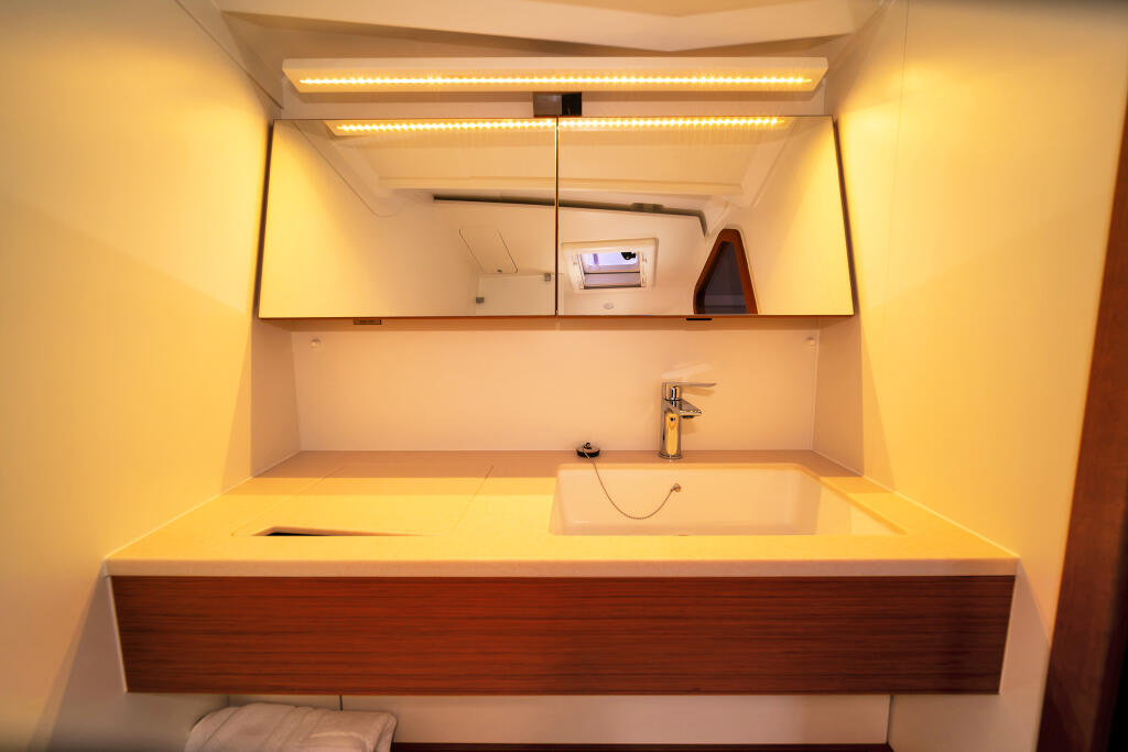 Sailing yacht 
