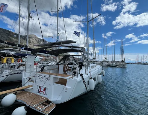 Sailing yacht 