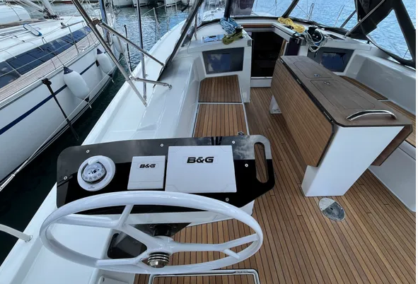 Sailing yacht 