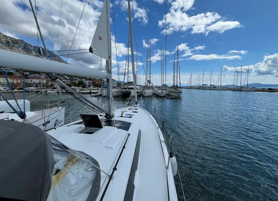 Sailing yacht 