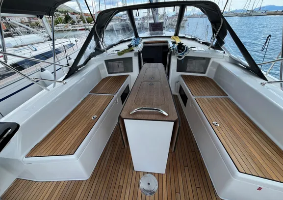 Sailing yacht 