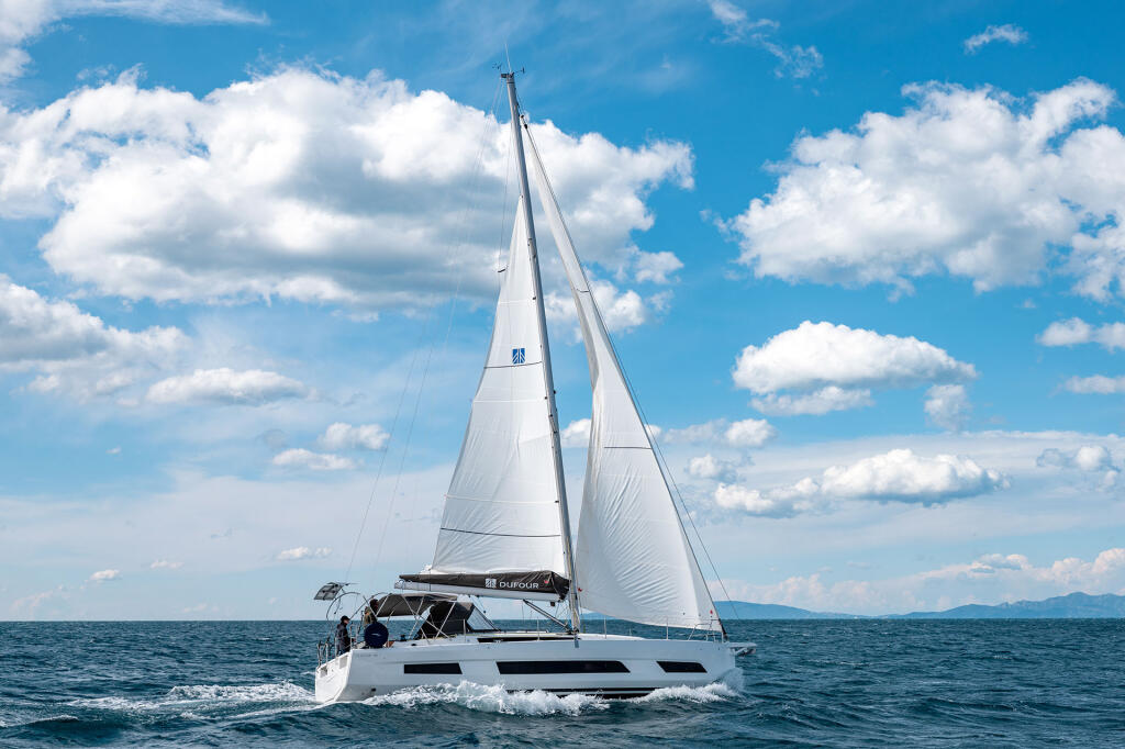 Sailing yacht 