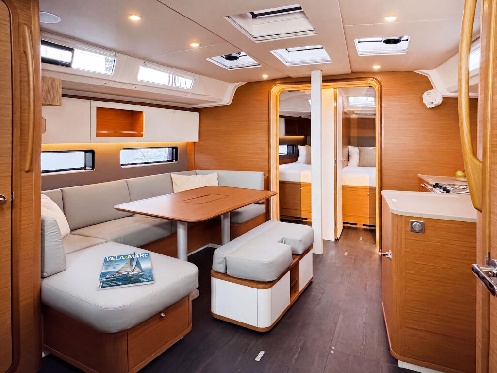 Sailing yacht 