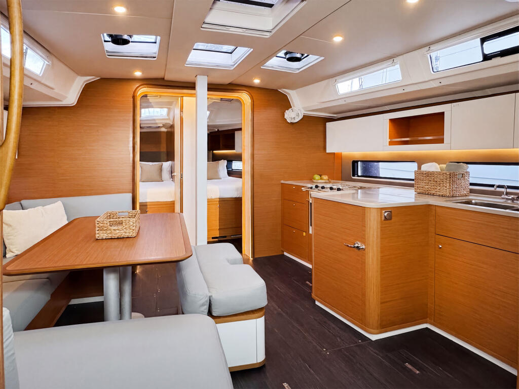 Sailing yacht 