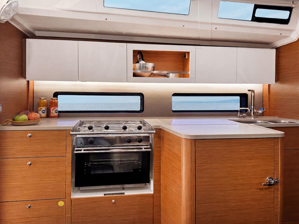 Sailing yacht 