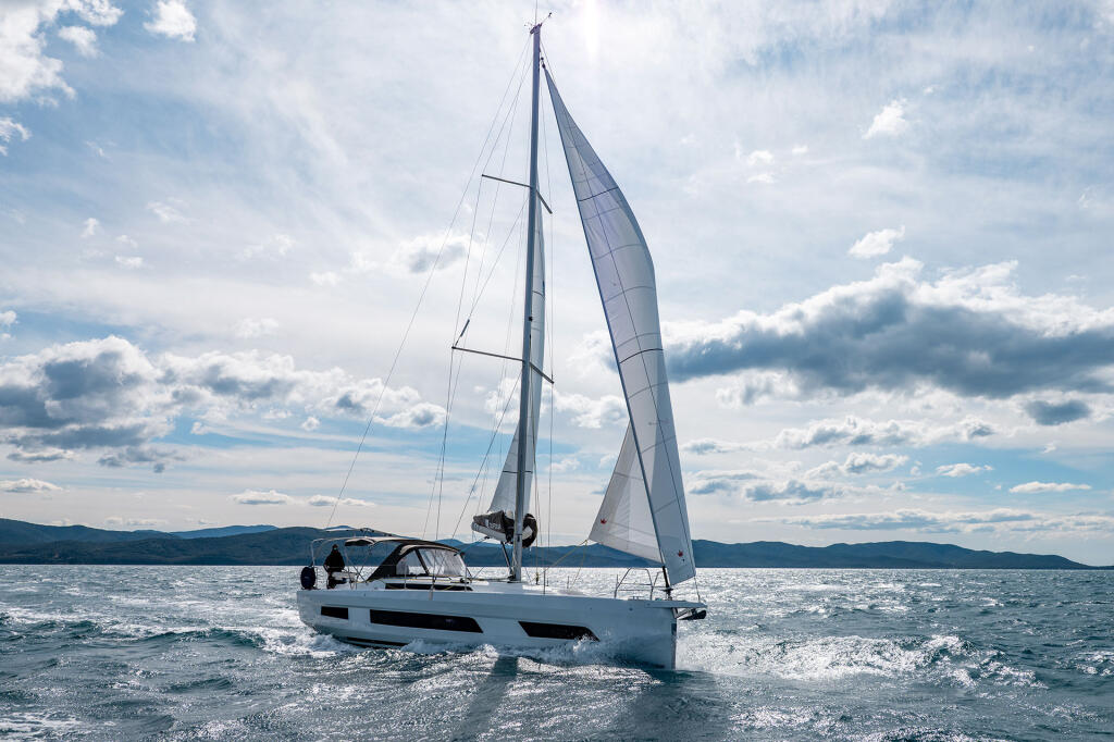 Sailing yacht 