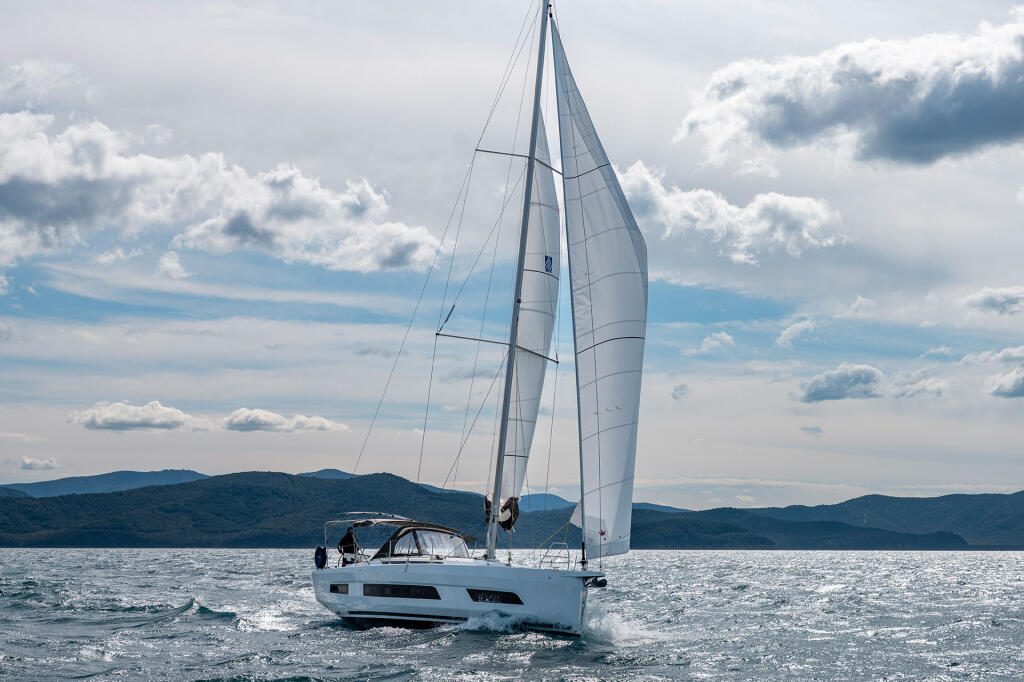 Sailing yacht 