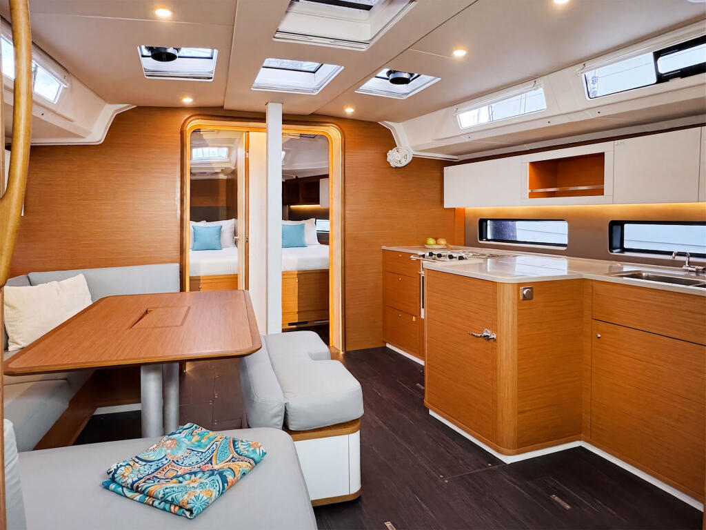 Sailing yacht 