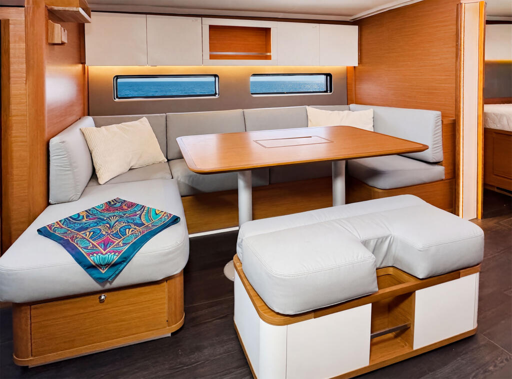 Sailing yacht 