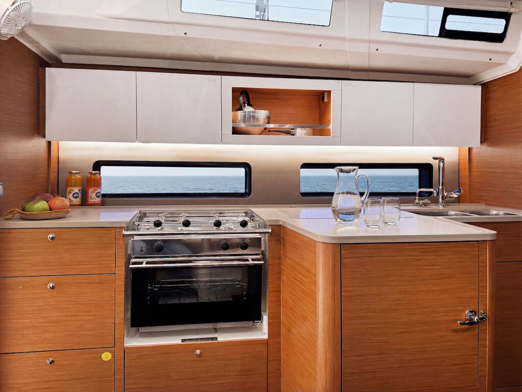 Sailing yacht 