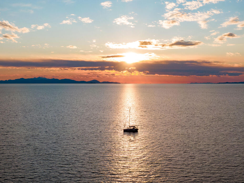 Sailing yacht 