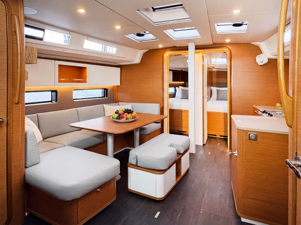 Sailing yacht 