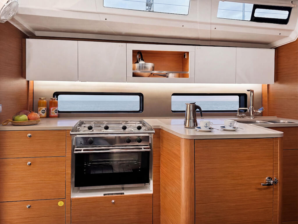 Sailing yacht 