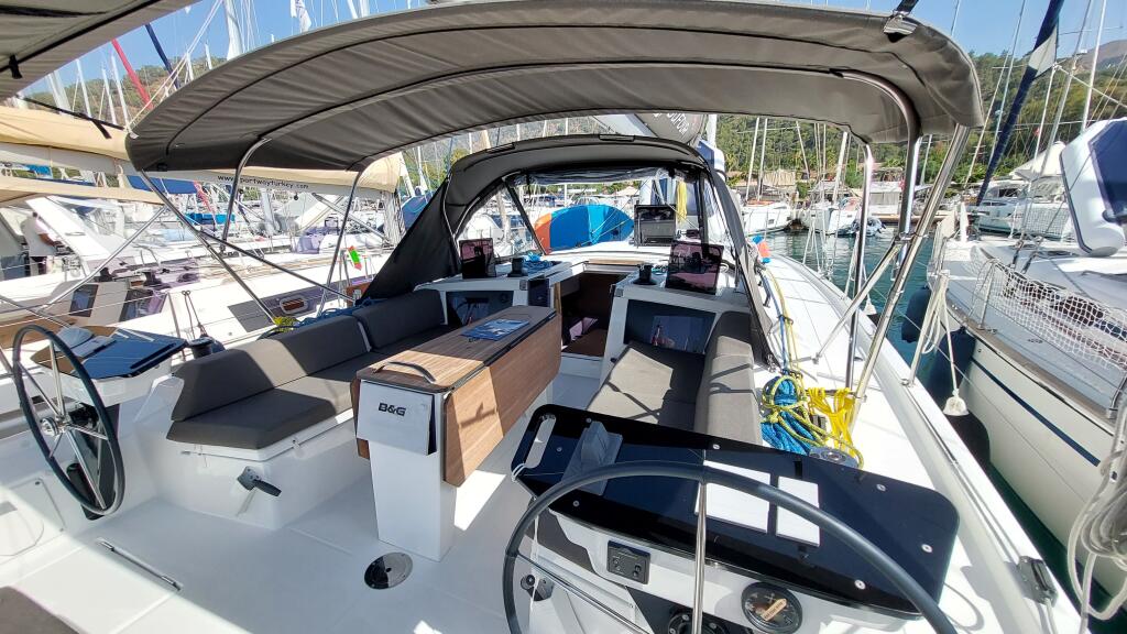 Sailing yacht 