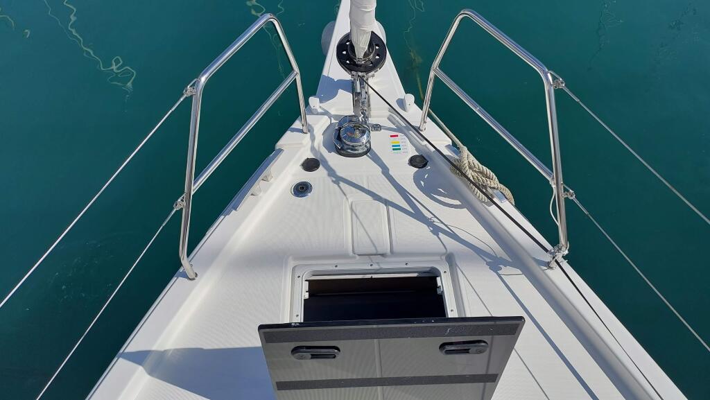 Sailing yacht 