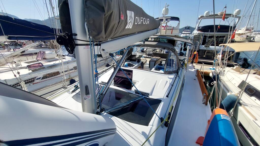 Sailing yacht 