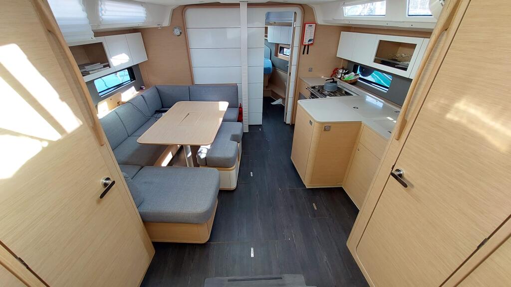 Sailing yacht 