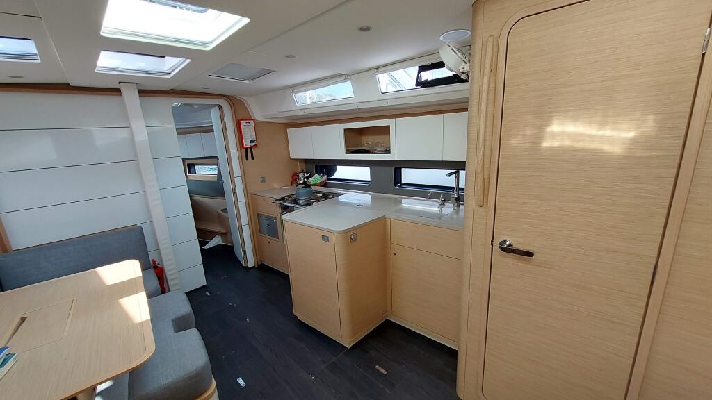 Sailing yacht 