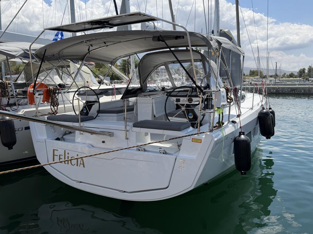 Sailing yacht 