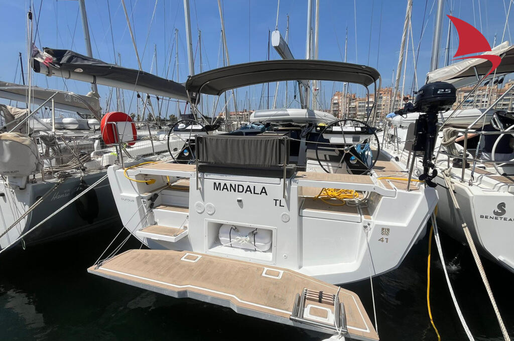 Sailing yacht 