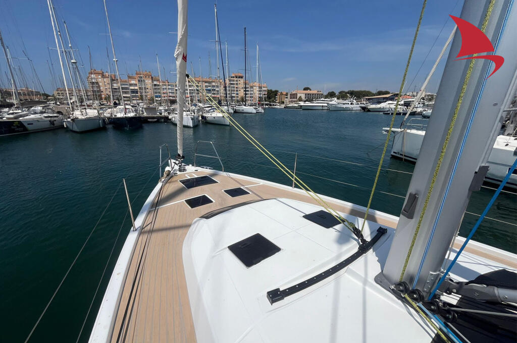 Sailing yacht 