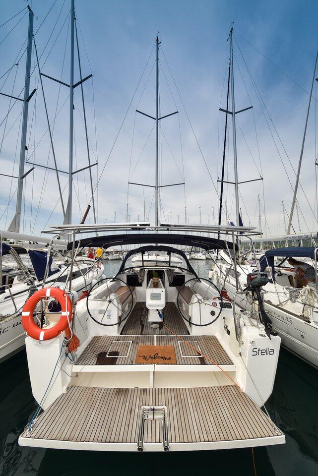 Sailing yacht 