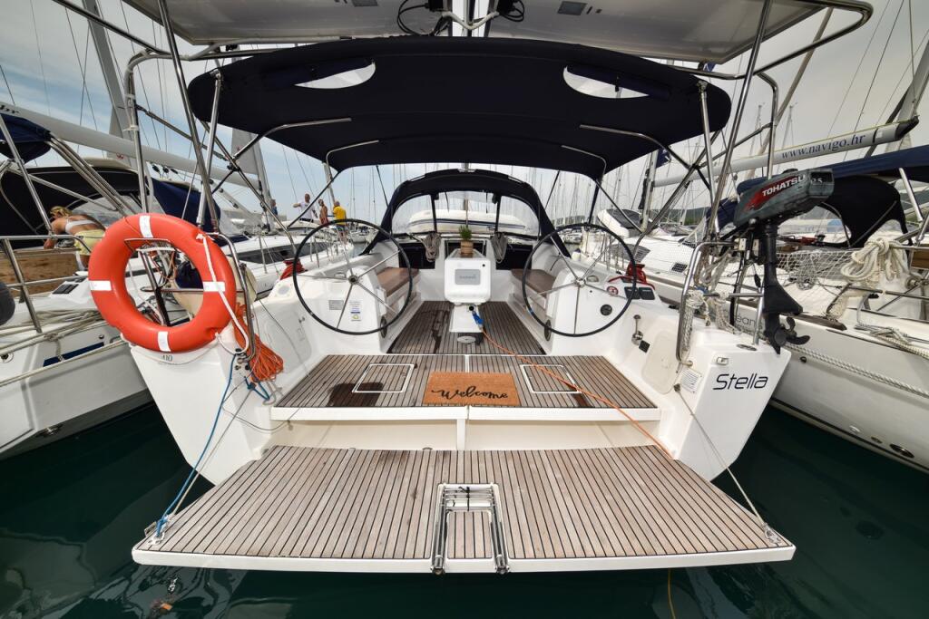 Sailing yacht 