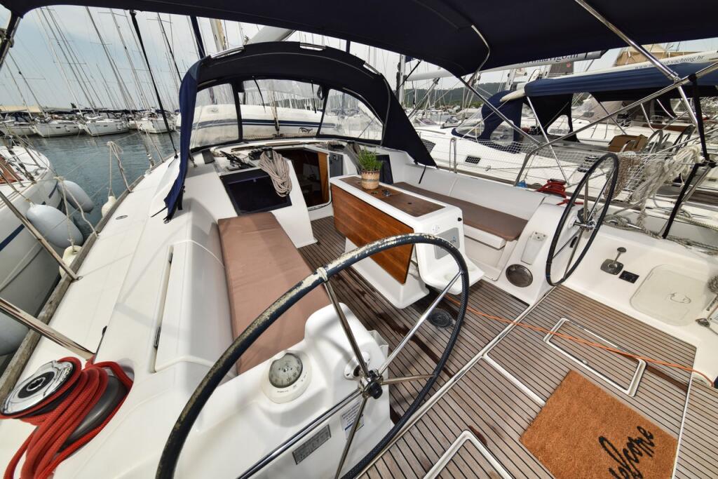 Sailing yacht 