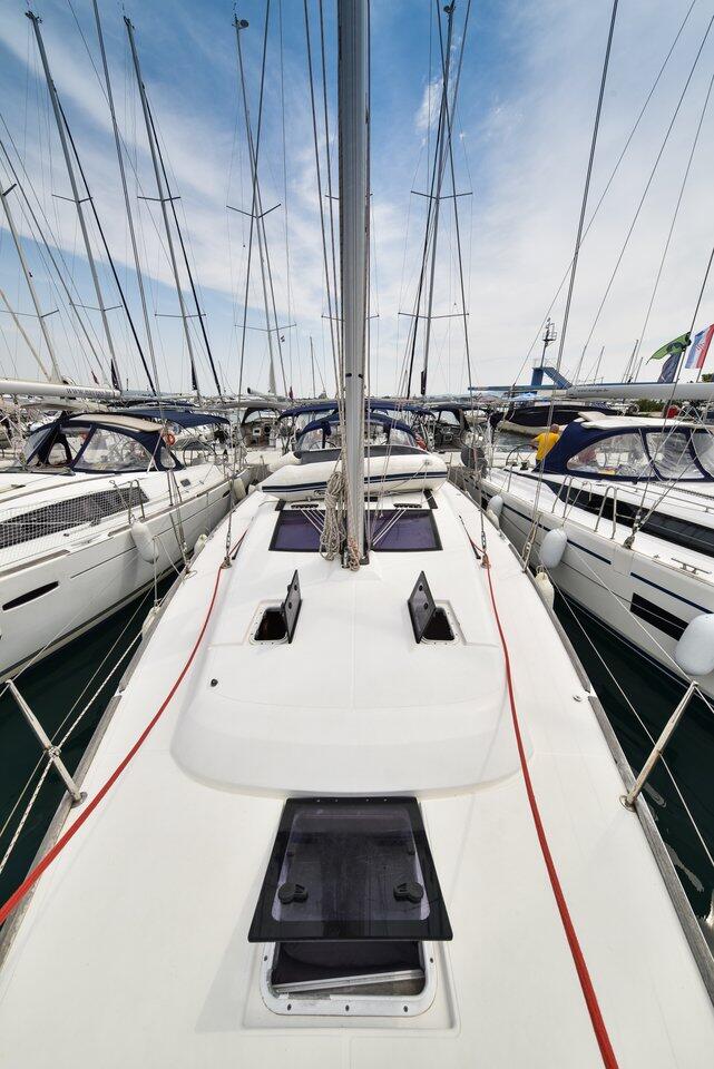 Sailing yacht 