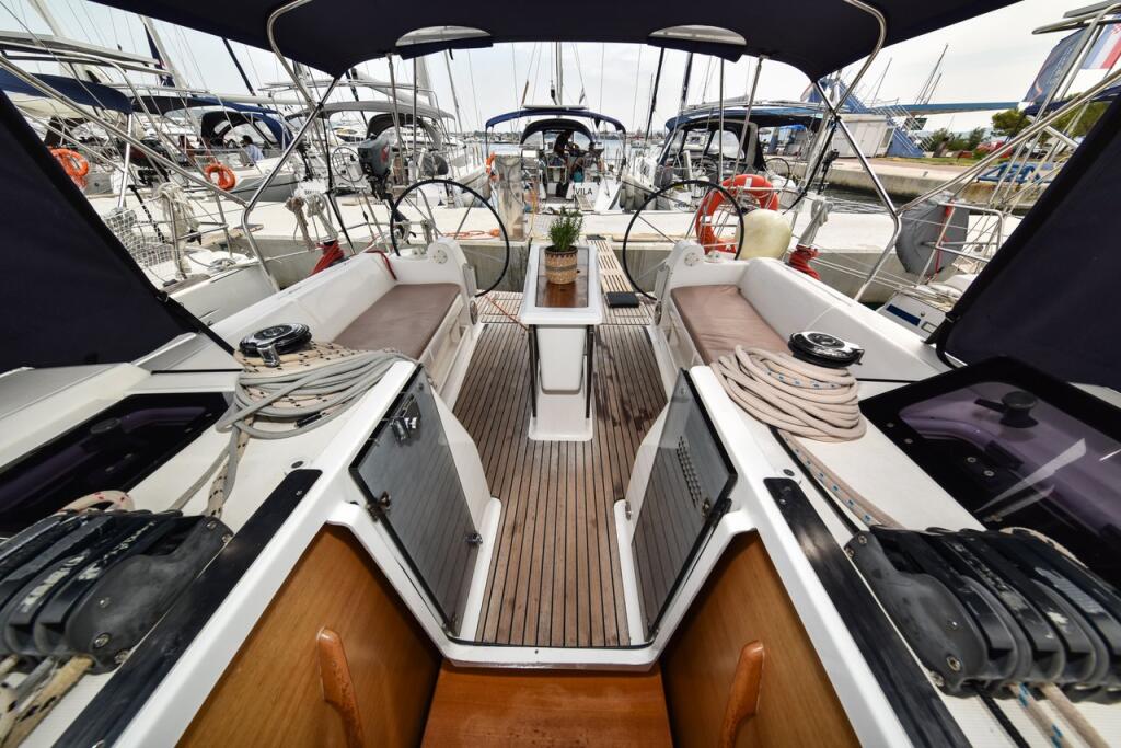 Sailing yacht 