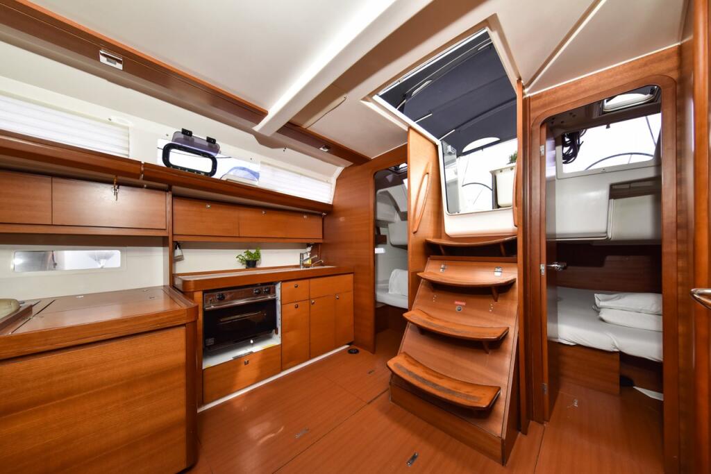 Sailing yacht 