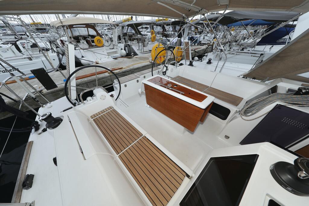 Sailing yacht 